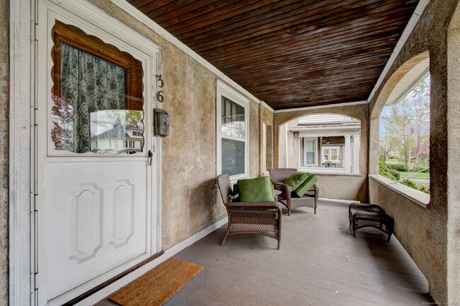 Building Photo - 36 Maplewood Ave