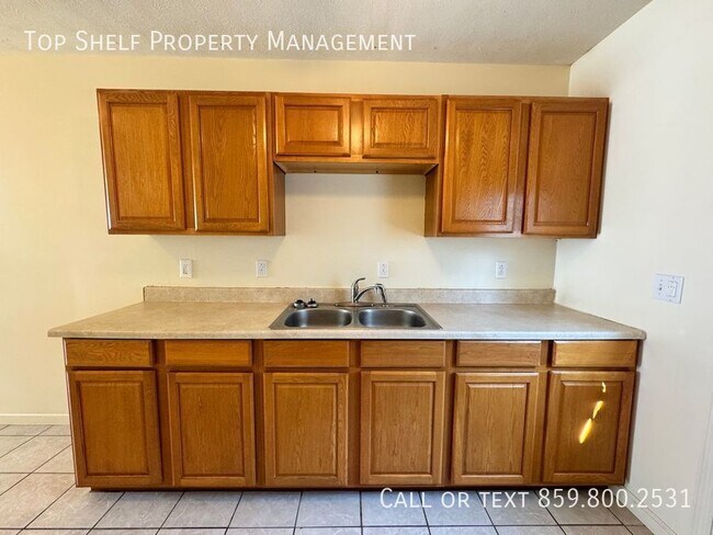 Building Photo - 2 Bedroom Duplex in Frankfort!