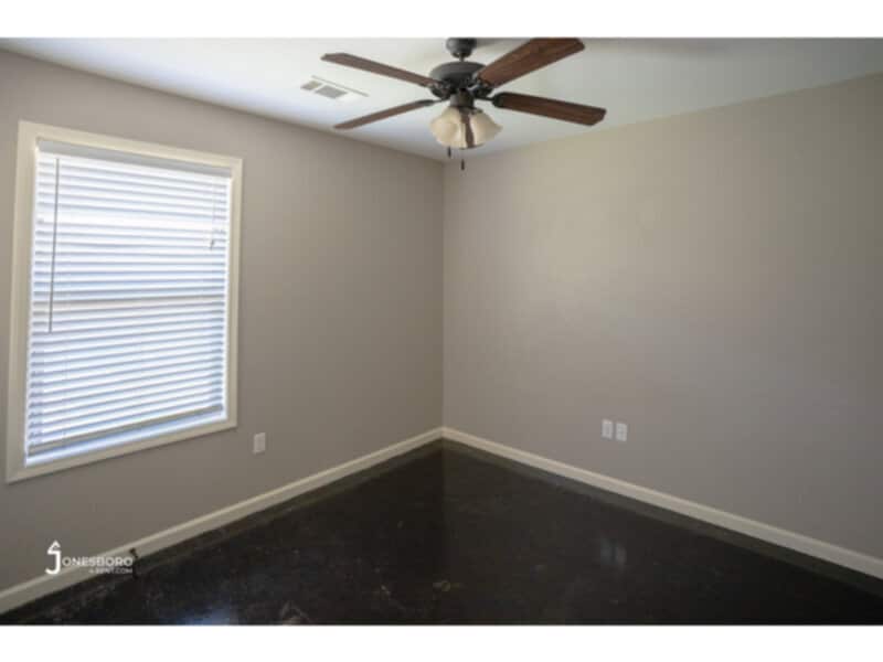 Building Photo - The Oaks: Water &amp; Sewer Included