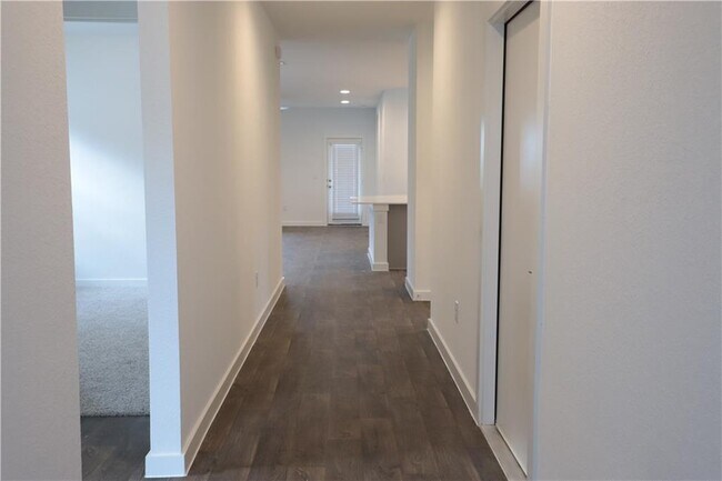 Foto del edificio - 3720 Niddry Dr