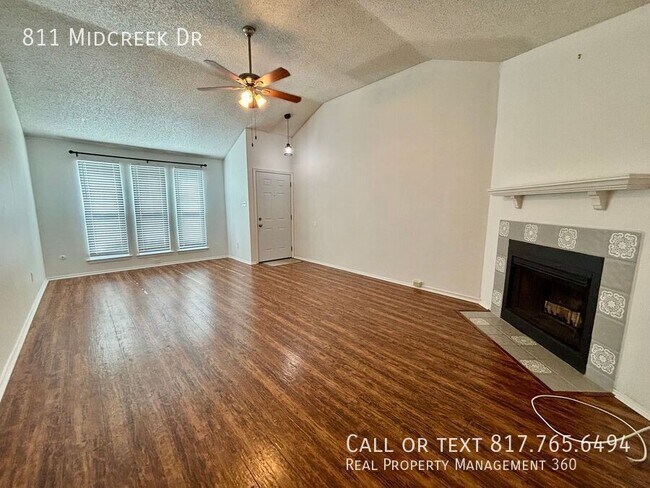 Foto del edificio - 811 Midcreek Dr
