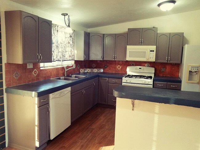 Foto del edificio - 2932 S Enchanted Hills Dr