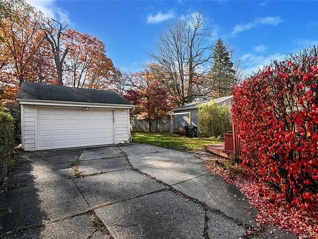 garaje y estacionamiento - 2205 Keystone Rd