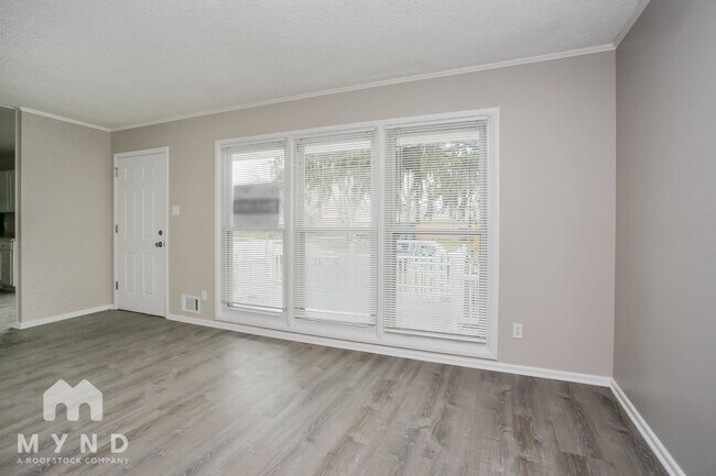 Building Photo - 1221 Manfeld Dr