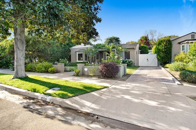 Foto del edificio - Luxurious Remodeled Home with ADU in Valley Village