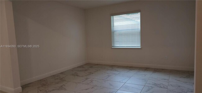 Foto del edificio - 4650 SW Quezon St