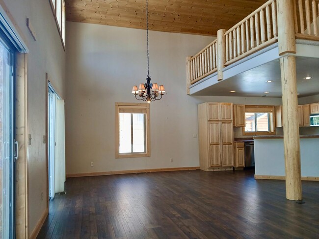 Building Photo - 884 Kinnikinnick Rd