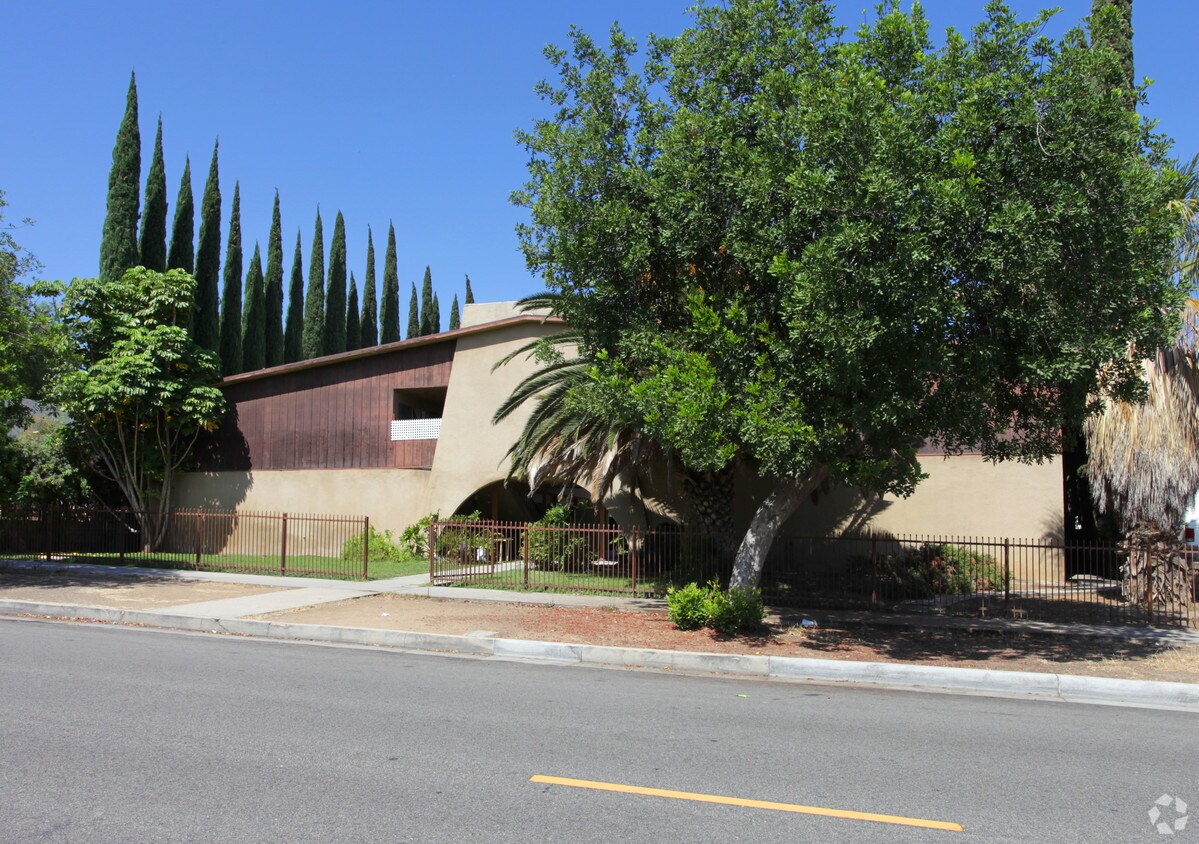Primary Photo - 720 N Victoria Ave