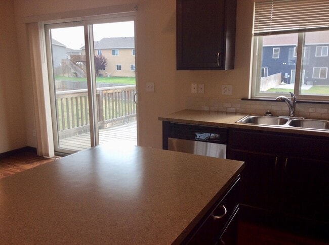 Building Photo - Beautiful, spacious townhouse for rent