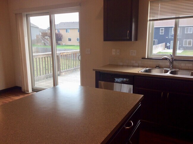 Foto del edificio - Beautiful, spacious townhouse for rent