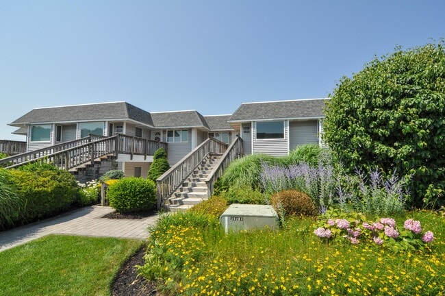 Building Photo - 806 Bluffs Dr N