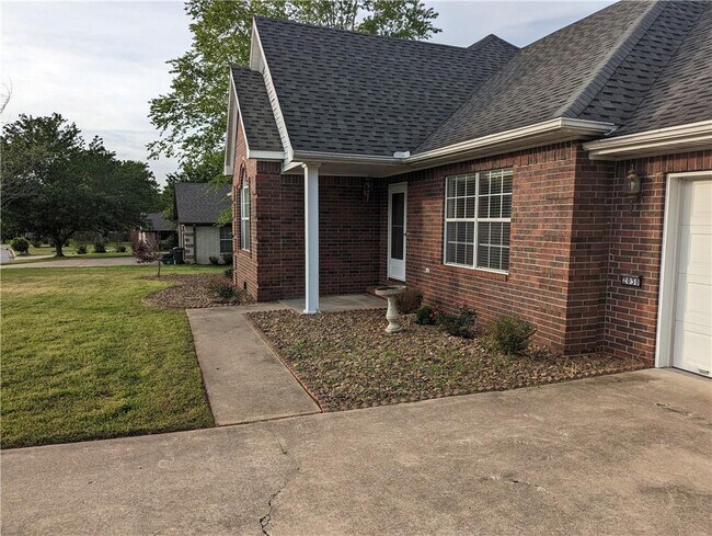 Building Photo - 2030 N Hailey Dr