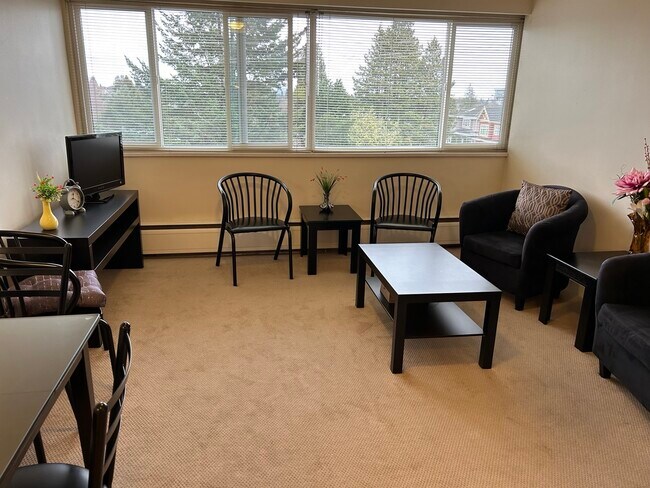 Photo du bâtiment - Cambie Plaza - 1BR 1BA with patio