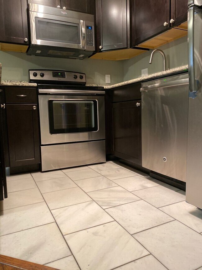 Foto del edificio - Updated 1BR Condo at Evian Towers | In-Uni...