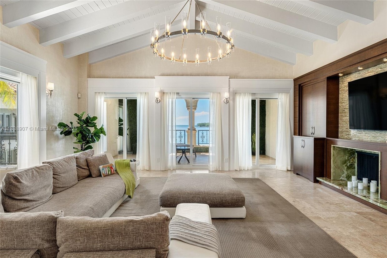 Foto principal - 2331 Fisher Island Dr