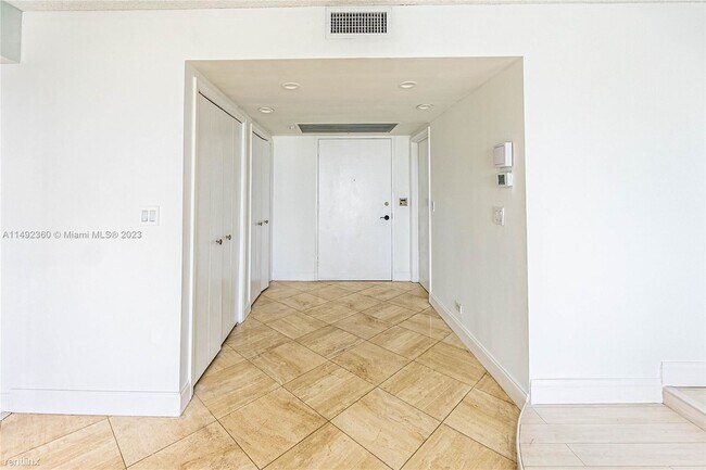Foto del edificio - 2 br, 3 bath Condo - 1800 NE 114th St