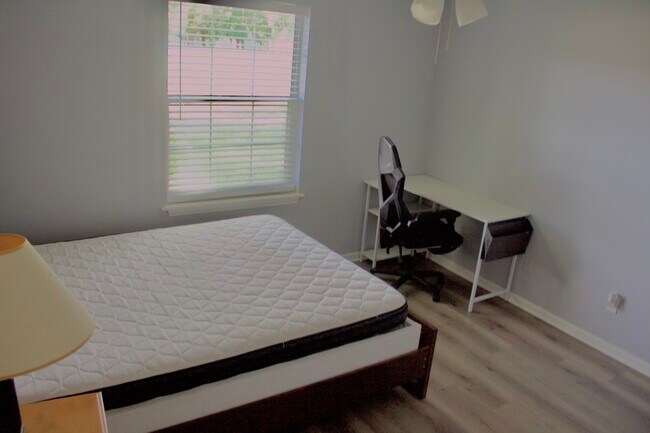 Foto del edificio - 5326 Whiteway Dr
