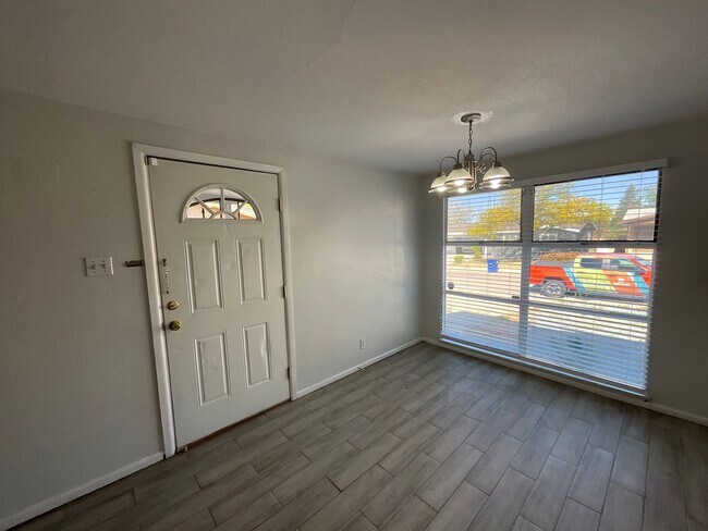 Foto del edificio - 3 Bedroom Single Story Home Available Near...