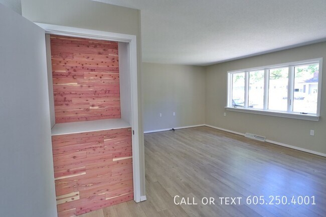 Building Photo - Awesome 5 bedroom 2 bathroom house in Siou...