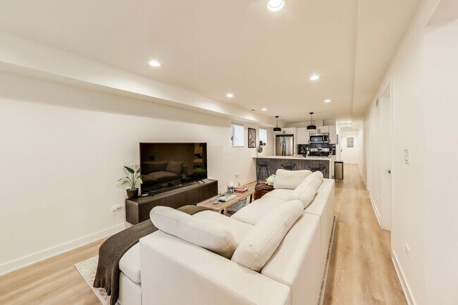 Foto del edificio - 2619 N Kimball Ave