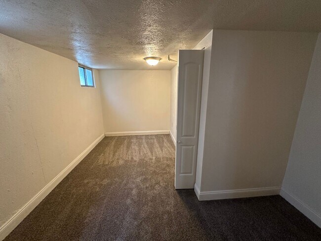Building Photo - LOCATION LOCATION!! 2-Bed/1-Bath apartment...