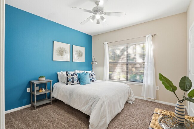 Habitación de invitados con espacio para mesitas de noche y una cómoda para almacenamiento adicional. - Grand Estates at Kessler Park