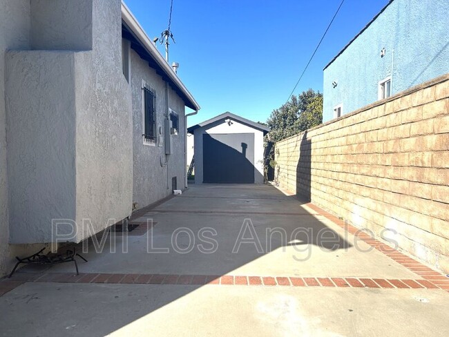 Building Photo - 439 W Buckthorn St