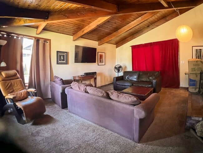 Building Photo - Coming Available 3 Bedroom