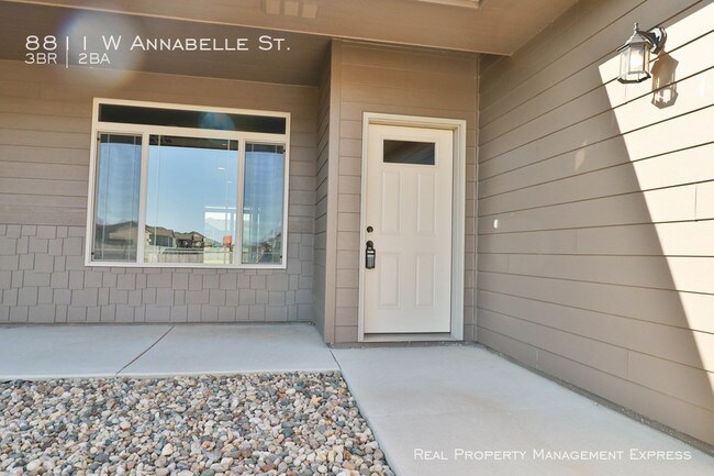 Building Photo - Beautiful 3 Bedroom townhome $500 Deposit!