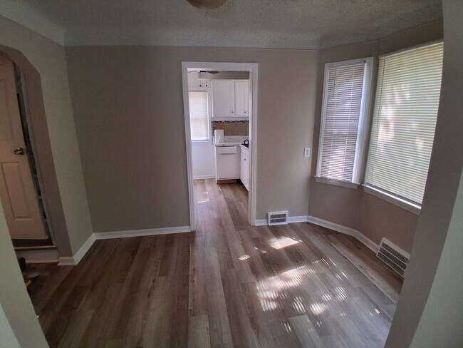 Building Photo - Fully Updated 3 Bedroom - 1 bathroom home - $1,350