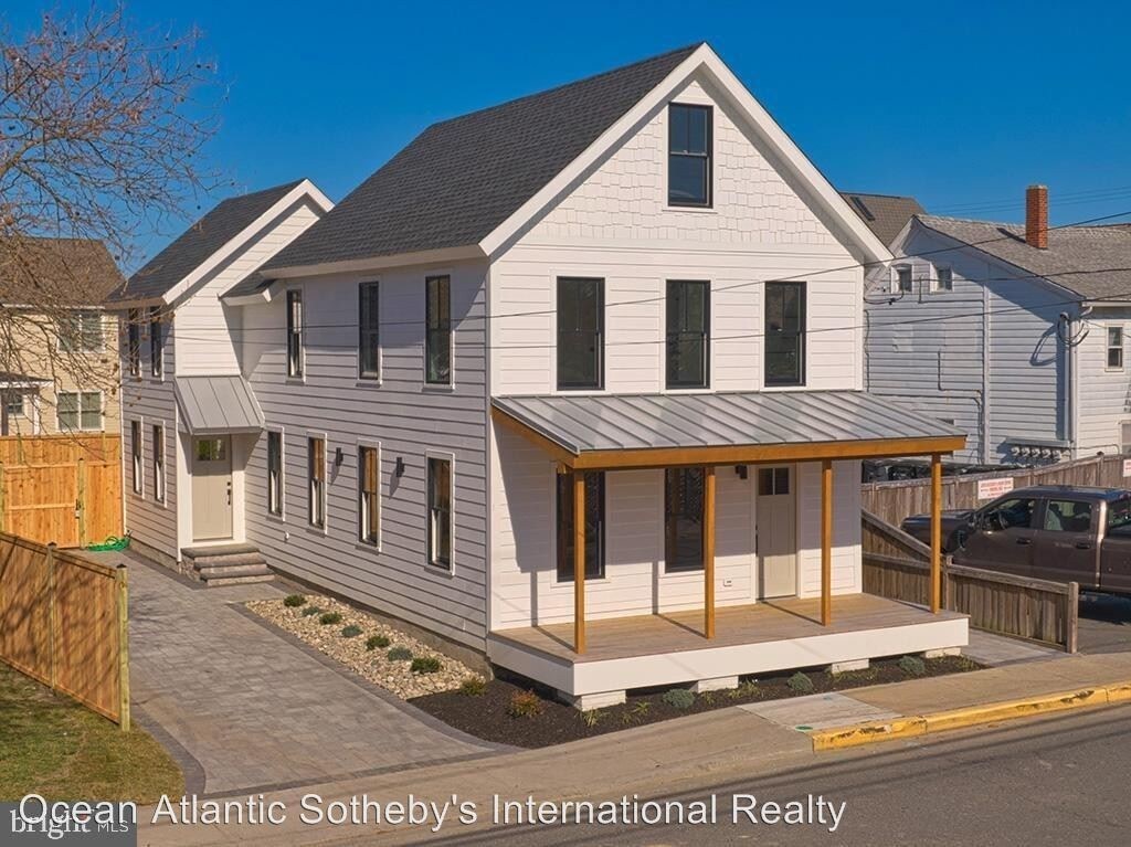 Foto principal - 3 br, 3.5 bath House - 111 W. 4th Street