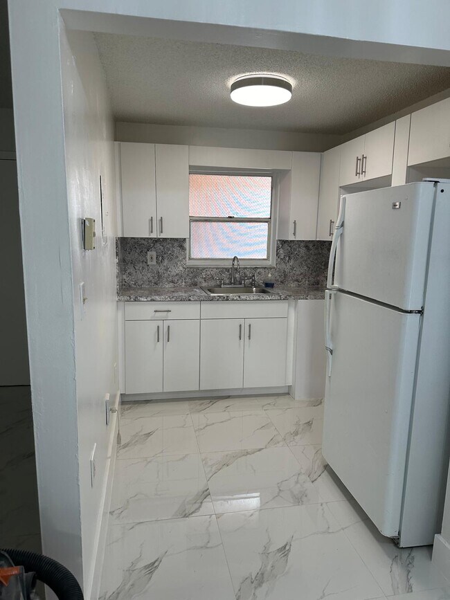 Foto del edificio - 1855 W 60th St