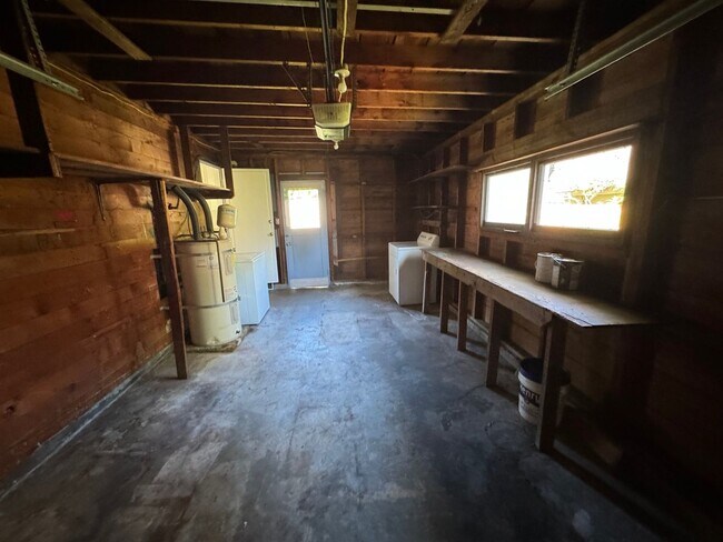 Building Photo - Quiet 4 bed 1.5 bath home in Wedgwood neig...