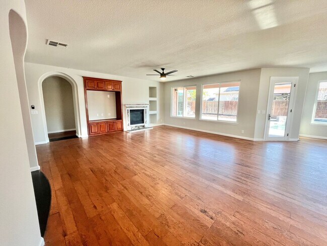 Foto del edificio - Beautiful 4 Bedroom 2.5 Bath with a Corner...