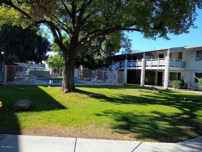 Building Photo - 721 E Montebello Ave