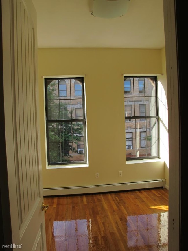 Building Photo - 270 Linden St