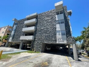 Building Photo - 1035 W 77th St