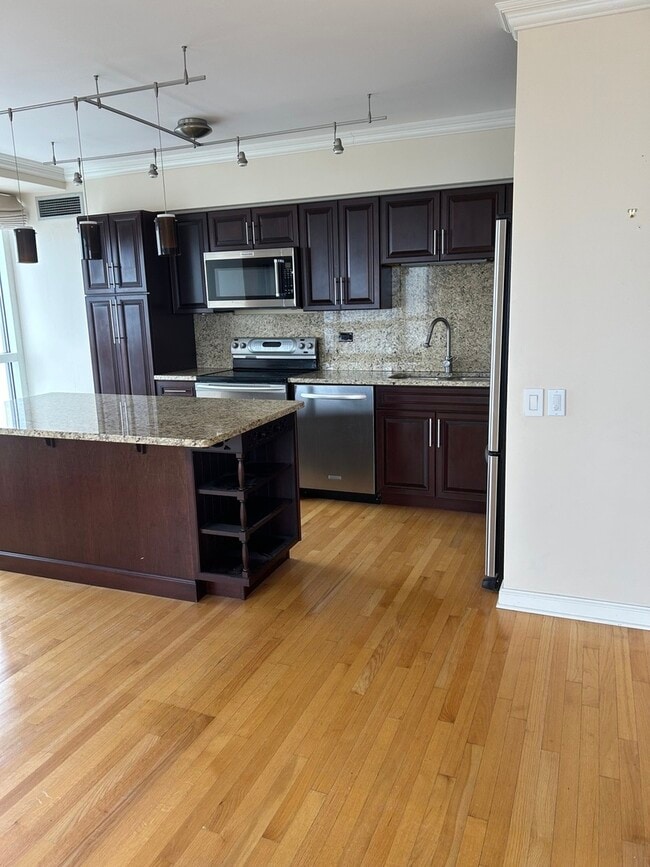 Building Photo - 512 N McClurg Ct