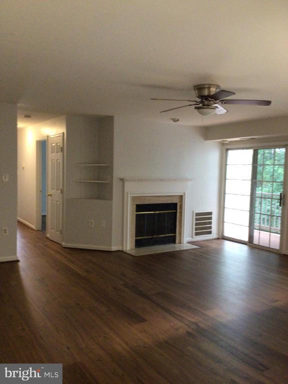 Foto del edificio - 9708 Lake Point Ct