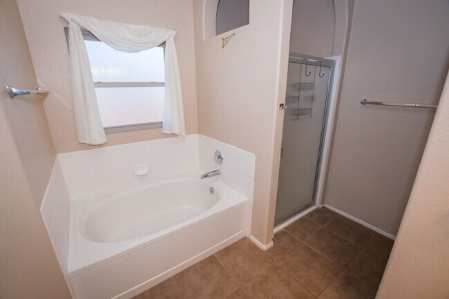 Foto del edificio - Charming Home on Large Corner Lot with 3 B...