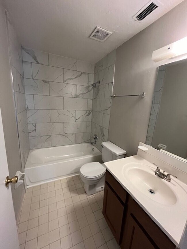 Foto del edificio - 2-bedroom, 1-bathroom home in the Pine Rid...