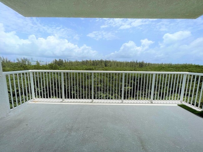 Foto del edificio - 14951 Royal Oaks Ln