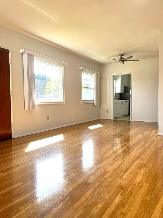 Foto del edificio - 6949 Kittyhawk Ave