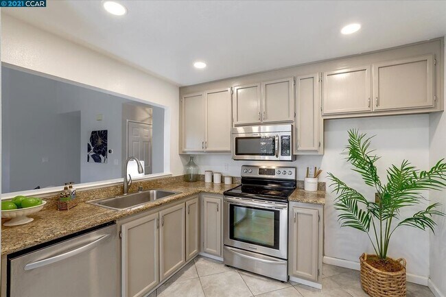 Kitchen dining - 610 Canyon Woods Ct