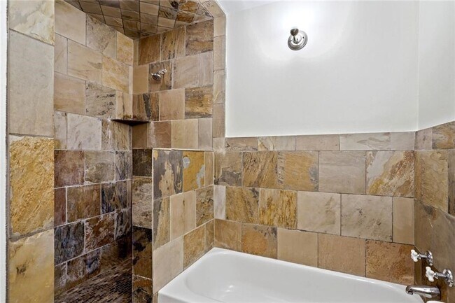 Foto del edificio - 719 Pleasant St