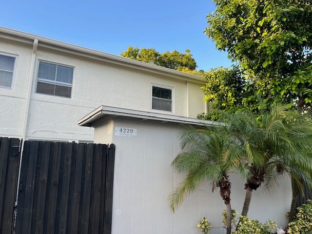 Foto del edificio - 4220 La Dega Ct