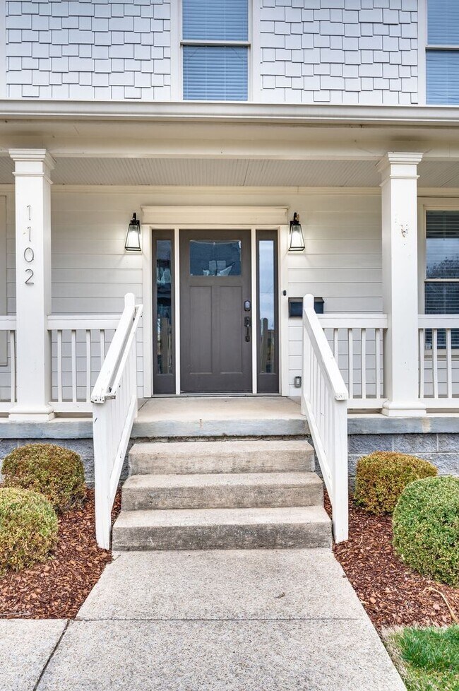 Building Photo - Charming & elegant 4BE/3.4BA home in the 1...