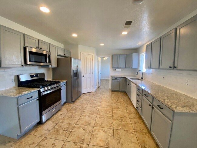 Building Photo - 4 br, 2 bath House - 3780 W 240 N
