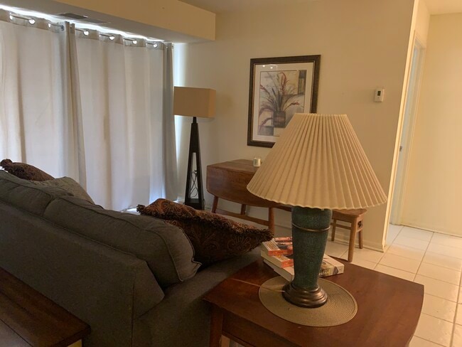 Building Photo - 9627 Whiteacre Rd