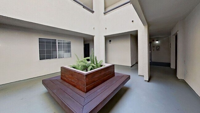Foto del edificio - 5545 Canoga Ave